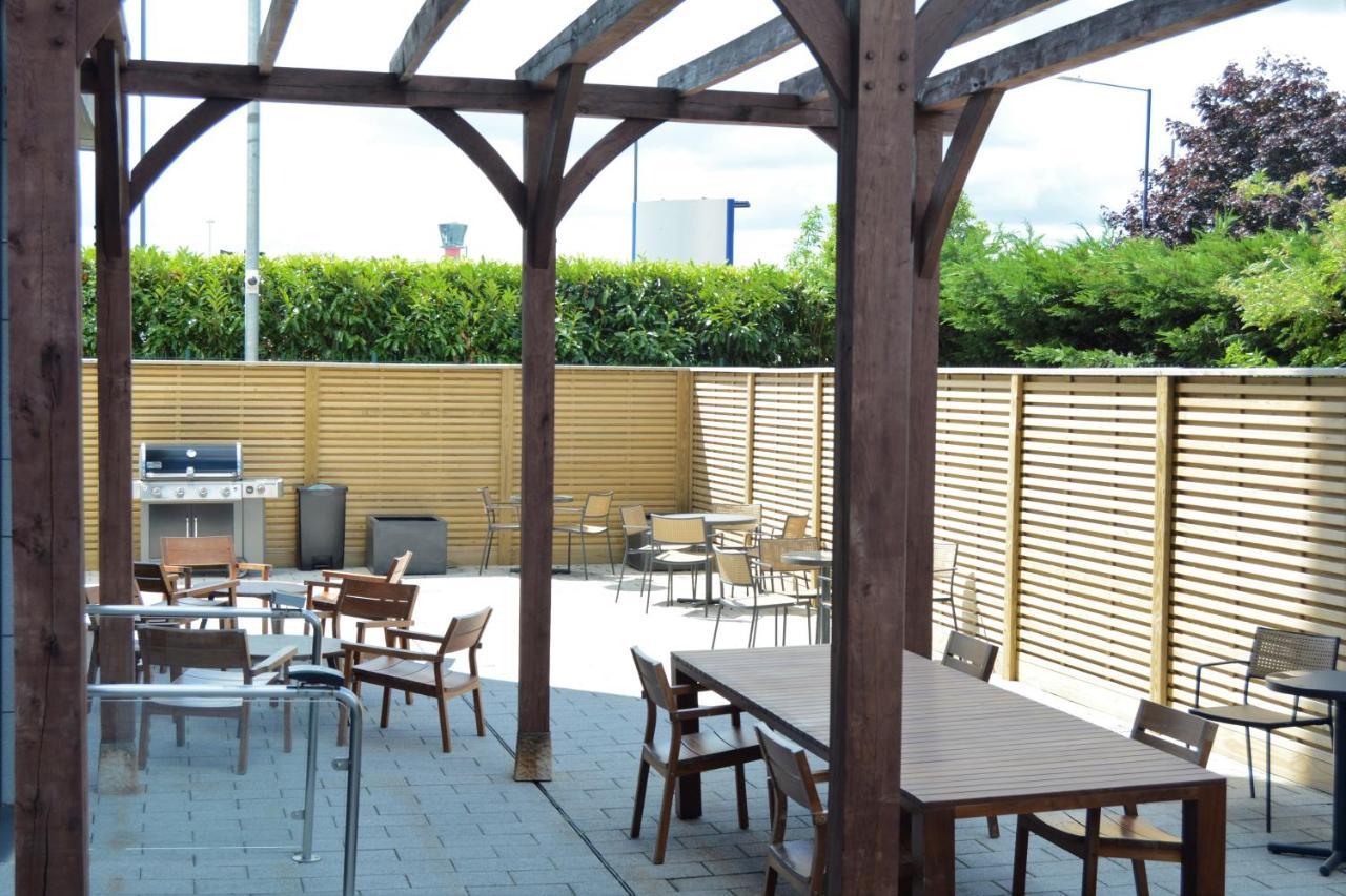Staybridge Suites London Heathrow - Bath Road, An Ihg Aparthotel Hillingdon Exterior foto